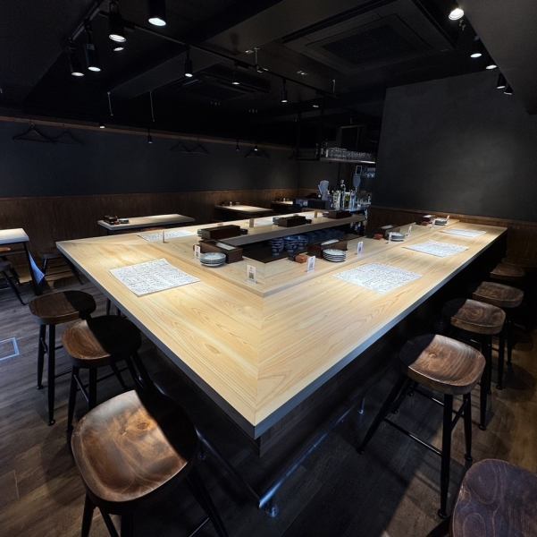コの字型に配置されているカウンター席は居心地◎お食事と一緒にお酒を飲みながら楽しめる環境が整っております。