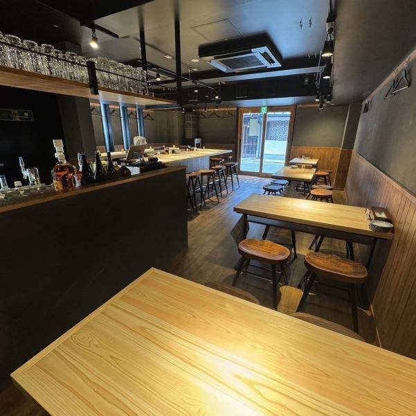 広めなテーブルを使用しておりますので、たくさんのお料理を置くことができます。色とりどりのお料理と快適なお食事時間を心ゆくまでご満喫ください！