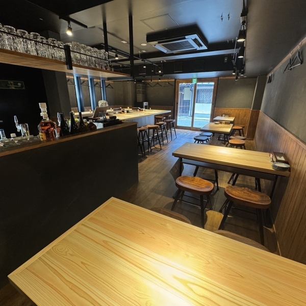 【可容纳大型团体!】我们宽敞的餐厅共有 30 个座位,所以即使是大型团体也可以放心使用。它适合 4-6 人的小型饮酒聚会,也可以出租供私人使用,因此非常适合公司年终聚会和各种其他宴会。在宁静的氛围中,与家人朋友享受轻松愉快的时光。