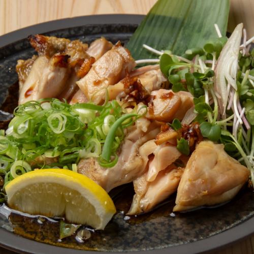 Grilled thigh meat with fragrant green onion sauce