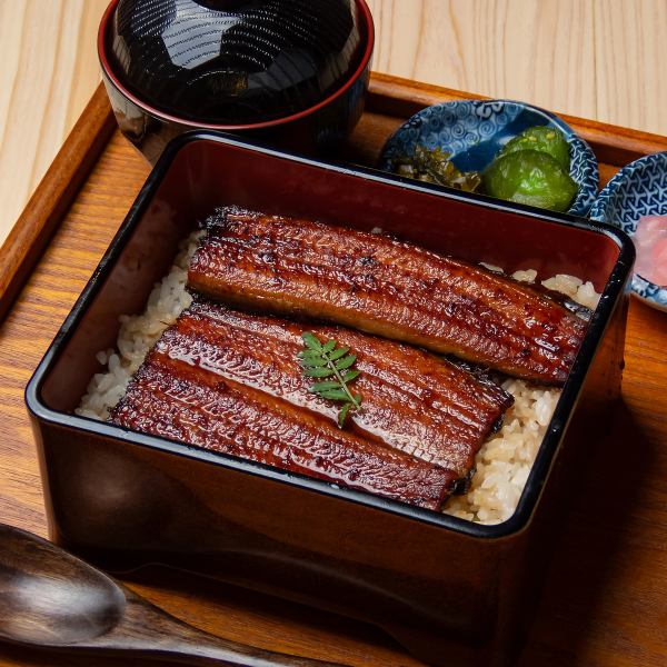 【白天也欢迎饮酒◎】人气午餐选择包括香气扑鼻的烤鳗鱼鸡肉饭,以及蓬松嫩滑的鳗鱼鸡蛋饭!