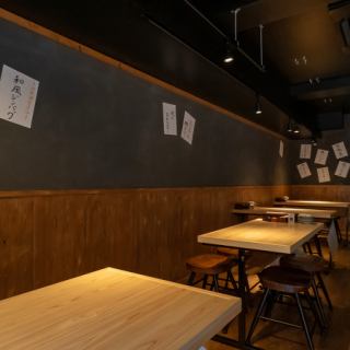 4~6명 등 소규모 음료회에 최적인 테이블석을 준비하고 있습니다.나뭇결의 테이블이 따뜻한 분위기를 연출합니다.친구와의 식사와 동료와의 부담없는 가득 등 다양한 장면에서 이용하실 수 있습니다.넓은 자리에서 마음껏 식사를 즐길 수 있습니다.