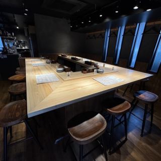 저희 가게 자랑의 코의 자형에 배치되어 있는 아늑한◎의 카운터석을 12석 준비하고 있습니다.눈앞에서 요리와 술 준비를 보면서 느긋하게 어른의 시간을 보내실 수 있습니다.세련된 디자인이 특별한 시간을 연출합니다.