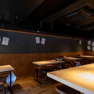 넓은 테이블석은 연회나 여자회, 엄마회 등 각종 연회에 최적입니다.좌석을 연결함으로써 대인원수에도 대응 가능합니다.차분한 분위기의 점내는 활기차면서도 느긋하게 대화를 즐길 수 있습니다.유익한 음료 무제한 코스와 함께 즐거운 시간을 보내십시오.