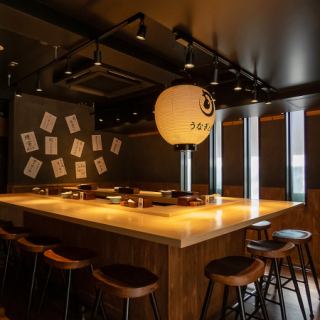 세련된 카운터 석에서 천천히 어른의 시간을 즐길 수 있습니다.총 12석 있어, 나뭇결과 간접 조명이 차분한 분위기를 자아내고 있습니다.세련된 디자인 공간에서 엄선한 장어와 닭 요리, 그리고 미술을 마음껏 즐길 수 있습니다.