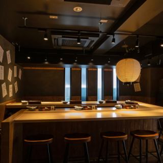 한 분이나 커플에게 추천하는 카운터석은 적당한 거리감과 차분한 조명이 매력입니다.다른 손님을 신경쓰지 않고, 촉촉하게 마시고 싶을 때에 최적입니다.느긋하게 앉을 수 있는 의자로, 세련된 공간 속, 행복의 한때를 보내 주세요.