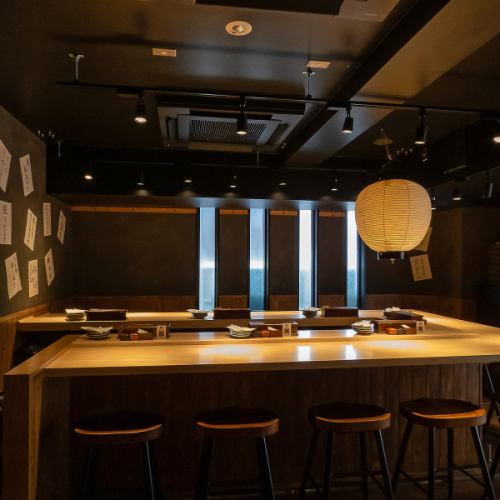 한 분이나 커플에게 추천하는 카운터석은 적당한 거리감과 차분한 조명이 매력입니다.다른 손님을 신경쓰지 않고, 촉촉하게 마시고 싶을 때에 최적입니다.느긋하게 앉을 수 있는 의자로, 세련된 공간 속, 행복의 한때를 보내 주세요.