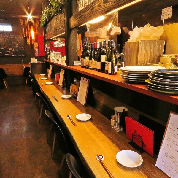 統一された色味の椅子やメニュー表、こだわりの照明など、温かみある落ち着いた空間が自慢！カウンター席はデートや同僚・ご友人とお2人連れでまったり話したいときに最適です。オープンキッチンが見えるカウンター席がおすすめ★