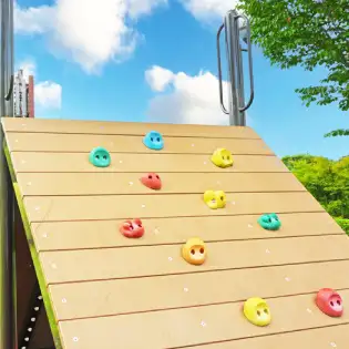 芝生の公園で遊べる空間を演出しております。安全にお子様が楽しめる木製すべり台や安全にボルダリングの楽しさを体験できるウッドマウンテン。