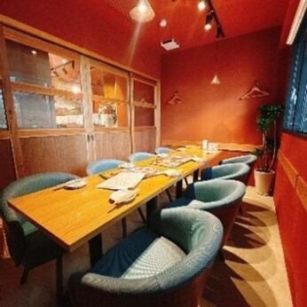 女子会や会社の同僚、気心知れた仲間とゆったり楽しめる少人数宴会。周囲を気にせず過ごせる落ち着いた空間で、会話も自然と弾みます。お料理は一品一品丁寧に仕上げ、シーンに合わせたおもてなしをご用意。大切な時間を心地よく彩る、上質で温かな宴会をご提案いたします！