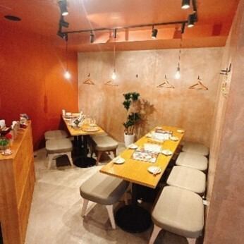 <p>JR姫路駅から徒歩約7分とアクセス良好◎仕事帰りの1杯にもご利用ください！落ち着いた雰囲気の店内は、ついつい長居したくなるような居心地の良さ♪カウンター込みで36席、カウンターなし26席まで宴会可能になりますので、お気軽にお問合せください！</p>