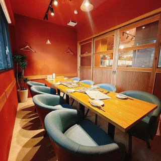 シンプルでスタイリッシュな個室空間は、女子会やデートにもぴったり☆ゆったりとしたベンチシートでくつろいでお過ごしいただけます◎こだわりのワイン片手に過ごす、贅沢な時間をお楽しみください♪