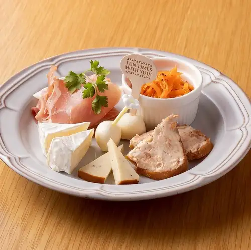 生ハムとチーズの盛り合わせ