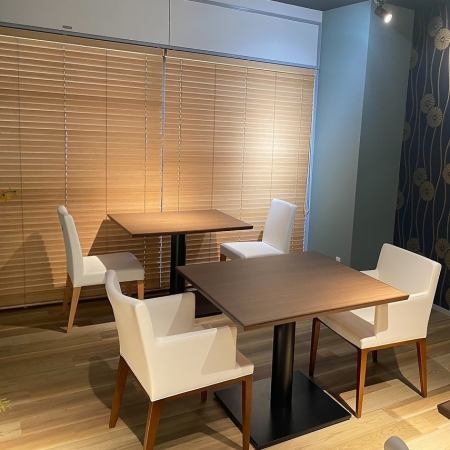 少人数での飲み会や、普段使いのランチ・ディナーにぴったりな4名様掛けのテーブル席です♪清潔感のある心地よい空間で、どなたでもお気軽にご利用いただけます◎お仕事帰りの一杯や、ご友人同士での語らいの場としても使い勝手抜群。肩肘張らずにリラックスして過ごせるお席で、自慢の味を心ゆくまでご堪能ください。