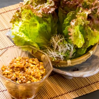 Lettuce wrap of natto and spicy minced meat