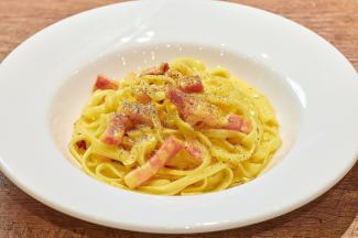 Rich carbonara with thick-sliced bacon Homemade fresh pasta