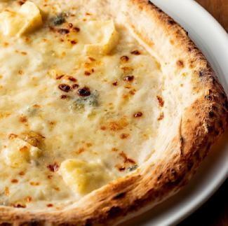 5種チーズのピッツァ　イタリア産ハチミツ添え