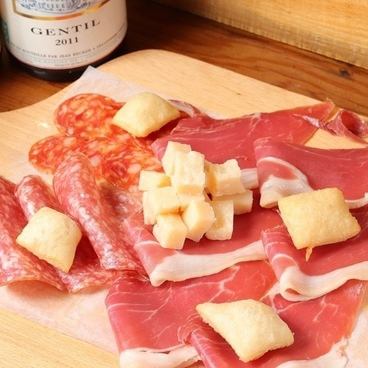 Assorted prosciutto, 2 kinds of salami, and parmesan cheese (M)