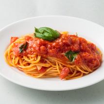 토마토와 신선한 바실리코 스파게티