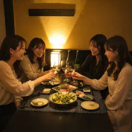 優しい灯が照らしてくれる中でのお食事は、雰囲気も抜群で、お酒も食事も進みます。デートや女子会にぴったりのおしゃれなお席をぜひご利用ください。当店自慢の人気席の為、お問い合わせはお早めにお願い致します。もちろん2名様からでもお使いできるお得なクーポンも多数ございます!