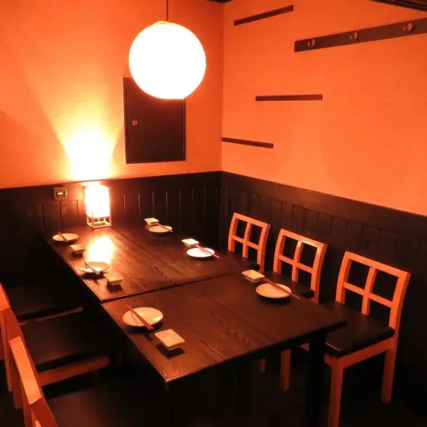 当店自慢の人気席の為、要予約制です！会社宴会、女子会、学生さん必見♪周りを気にせず盛り上がれます！少人数の飲み会にピッタリのテーブル個室。雰囲気抜群。デートにもおすすめです！様々なシーンにマッチすること間違いなし！歓送迎会のご予約はお早めにお願い致します。２～５名様まで収容の個室が４部屋ございます！