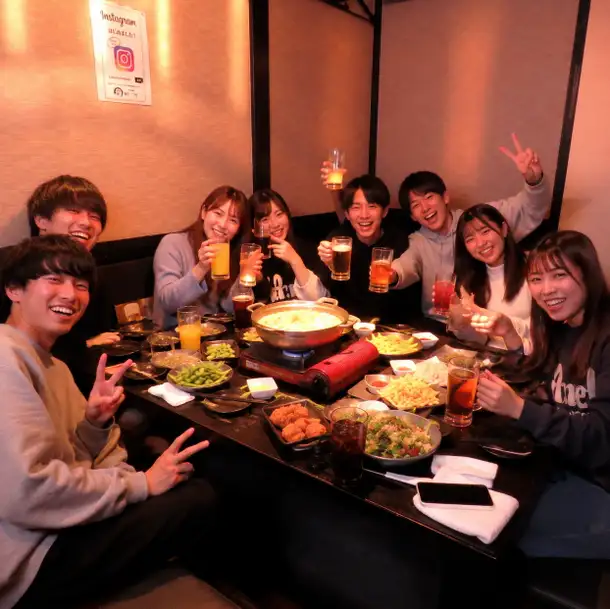 サークル飲みや打ち上げ、ゼミの集まりに！4から12名様で使える使い勝手抜群の個室を7室完備。プライベート感たっぷりの空間は、仲間同士で気兼ねなく盛り上がりたい中規模宴会にぴったりです♪コスパ抜群のコースもご用意！学生さんの宴会はもちろん、会社の部署飲みにも気軽にご利用いただけます。