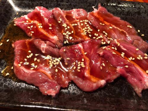 從JR成田站、京成成田站步行3分鐘
Mots Bar Fukunoya 以其牛內臟和炭火烤製的牛雜鍋而聞名。

限量「牛臉肉」❗️
牛臉肉常用於燉菜，但切成薄片烤著吃也很美味。

口感有點嚼勁，味道鮮美。
請配上鹽或我們自製的醬汁一起吃~🦊

它非常適合與酒一起食用，或者也可以將其攪拌均勻後放在米飯上食用。

如果您正在尋找成田的烤肉店或餐點
請務必光臨「Motz Bar Fukunoie」❗️❗️