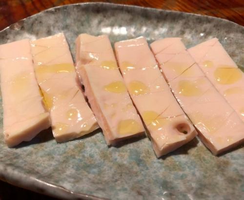 從JR成田站、京成成田站步行3分鐘
Mots Bar Fukunoya 以其牛內臟和炭火烤製的牛雜鍋而聞名。

8 月 31 日星期日☀️我們今天也營業！

隆重介紹「牛肉脆」血管❗️
korikori 是主動脈🫀，是主要血管之一。
正如其名，它具有鬆脆的口感。
在業界，它也被稱為「初元」（因為它是從心臟出來的血管）。
鹹香酥脆的肉質用炭火烤製，味道十分美味。

如果您在成田尋找烤肉店或用餐，請來“Motz Bar Fukunoie”❗️❗️