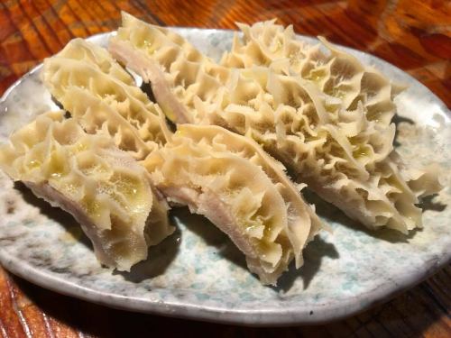 從JR成田站、京成成田站步行3分鐘
Mots Bar Fukunoya 以其牛內臟和炭火烤製的牛雜鍋而聞名。

這是盂蘭盆節的最後一個星期日
Mots Bar Fukunoie 今天也營業🈺
照片中顯示的是牛的第二個胃，稱為「hachinosu」（牛肚）。
這八塊肉已經預先煮了大約兩個小時。
烤得薄一點就會蓬鬆，烤得熟一點就會酥脆，可以享受不同的口感。
嘗試不同的，看看你喜歡什麼❗️

如果您在成田尋找烤肉店或用餐，請來“Motz Bar Fukunoie”❗️❗️