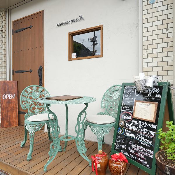 【土日のランチタイムは昼飲み！】土日はランチタイムも営業しており、テラス席での昼飲みも可能です。ペット同伴のお客様はテラス席が利用でき、1組1～2名様限定となっています。ペットのお食事はお客様でご用意いただく必要がありますが、散歩がてらフラッと立ち寄って愛犬と一緒に楽しい時間を過ごせます！