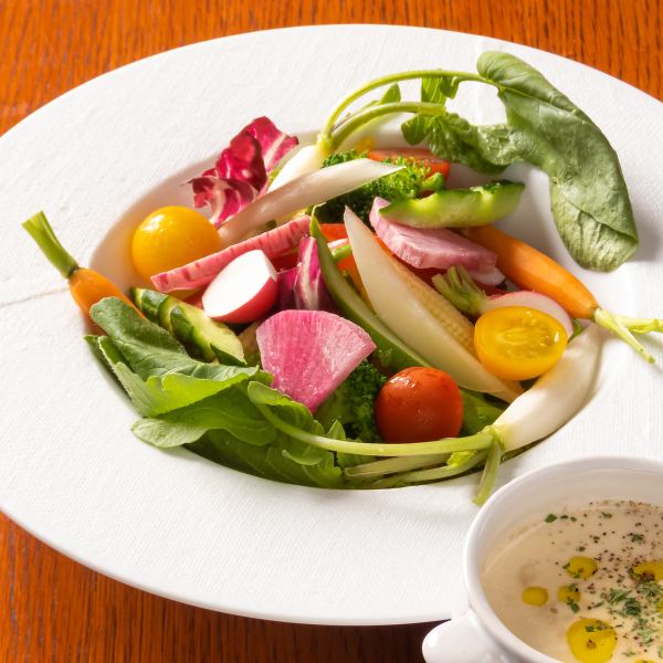 彩り野菜と温かいソースのサラダ～バーニャカウダ風～