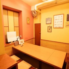 【個室もあります】4名様から6名様までご利用可能な個室は、プライベートにも接待にも、様々なシーンでお使いいただけます♪人数やお時間、内容等、お気軽に店舗までご相談ください！※8名様までご利用可能ですが6名様までが丁度良い広さになります。お気軽にご相談ください。