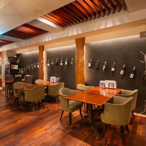 暖かみのある落ち着いた雰囲気の店内！