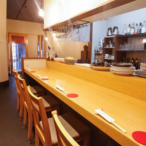 <p>少人数向けにはカウンター席や2名用テーブル席をご用意。カウンターでは店主との会話を楽しみながら、料理の魅力を間近で感じられます。落ち着いた雰囲気で、デートや一人飲みにもぴったり。木の温もりを感じる空間で、ゆったりとした時間をお過ごしください♪</p>