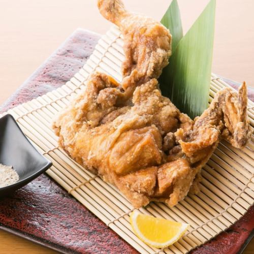 【ひな鳥の半身唐揚げ】ひな鶏の半身を丸ごと揚げた豪快な一品！鶏の各部位をすべて味わえます！