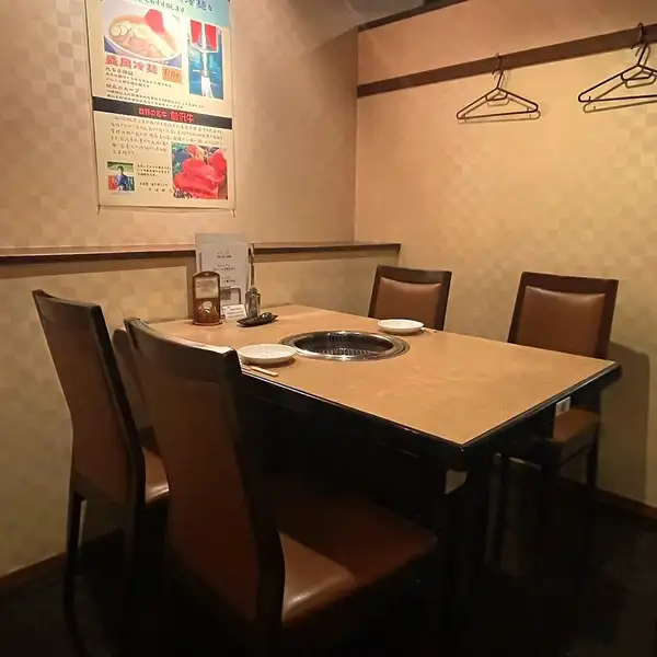 【テーブル席】壁で仕切られたカップルにオススメのスペースも完備。焼肉店のイメージが変わる!?清楚でお洒落な店内で上質なお肉に舌鼓。周りを気にせず、ゆっくりお食事とお話が楽しめる大人の隠れ家です。厳選の黒毛和牛雌牛のみを使用したこだわりの本格焼肉をお楽しみくださいませ。