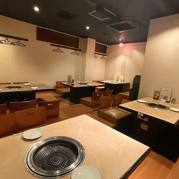 【掘りごたつ席】最大25名様まででフロア貸切も可能の掘りごたつ席。ゆったり焼肉をお楽しみいただけます。歓送迎会や同窓会・会社宴会など大人数でもご利用頂けます！
