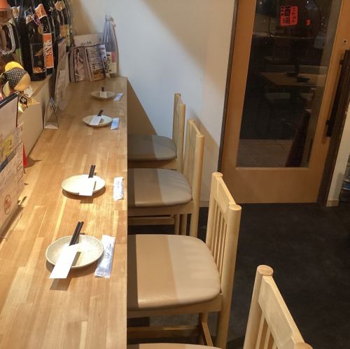落ち着けるカウンター席です！お一人様でもどうぞ！
