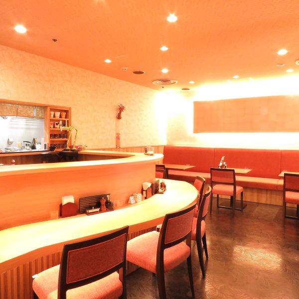 ゆったりムーディーな落ち着いた空間となっております。店内にはテーブル１０席とカウンター６席ご用意しております。ご友人やご家族様連れで、ぜひ鰻と日本酒をお楽しみくださいませ。