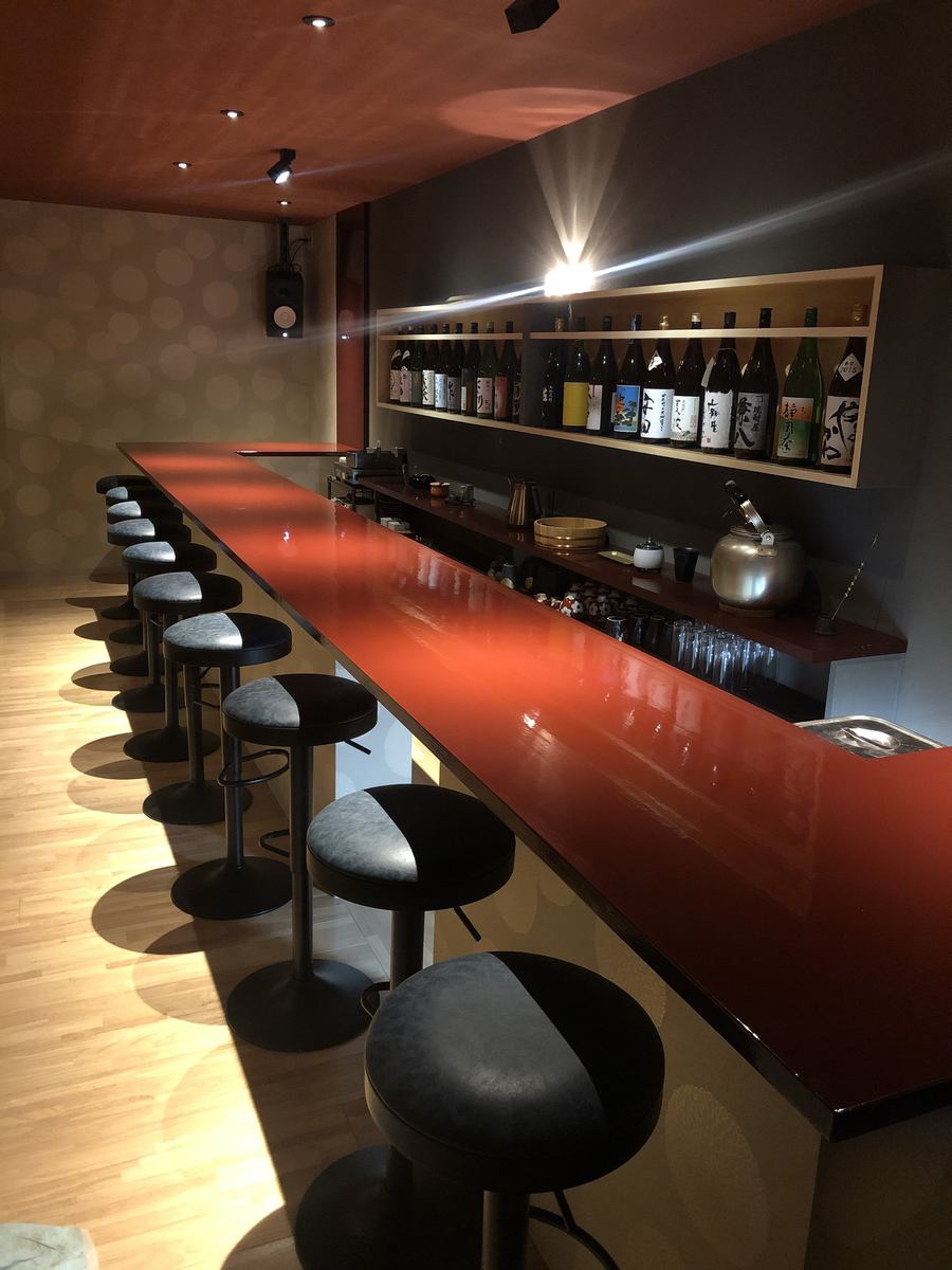 The sake bar in the facility has 30-40 kinds of sake and shochu from all over Japan.