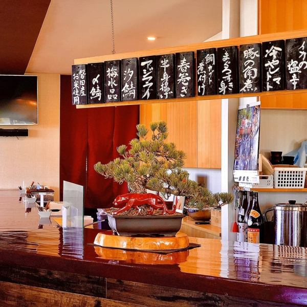  Hand-made by the owner, a counter with a simple and elegant atmosphere. You can relax and enjoy your meal. 