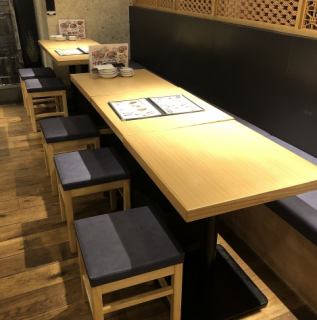 使い勝手のいいテーブル席は2~6名のお席をご用意しております。ご利用シーンや人数に合わせてお使いいただけます。