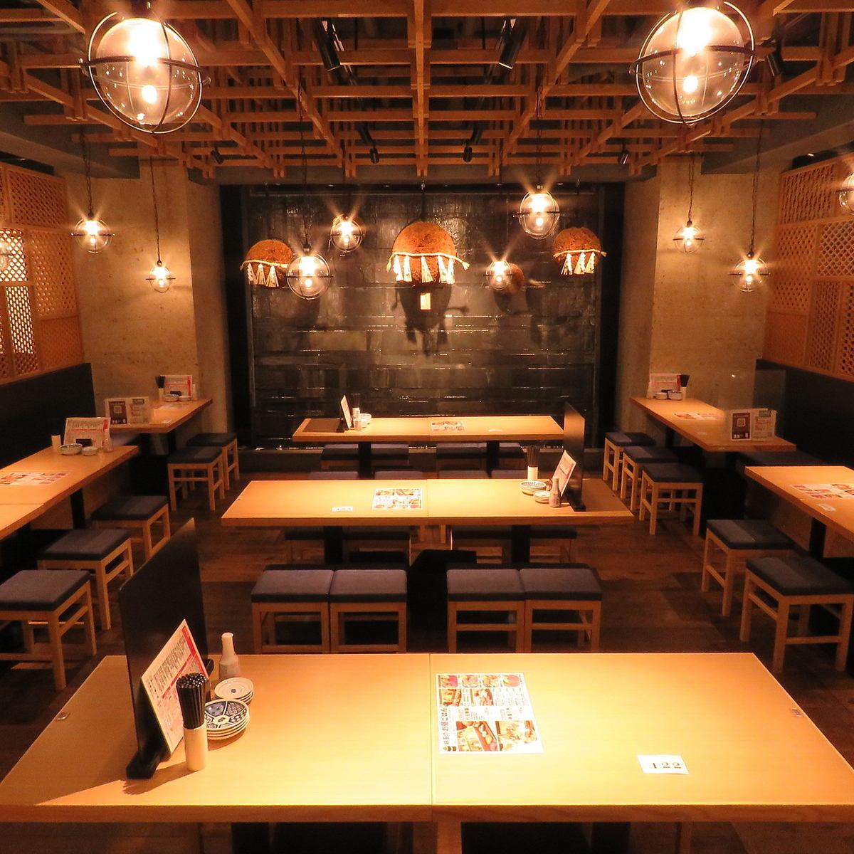 A stylish and warm sushi izakaya with a wood-themed interior!