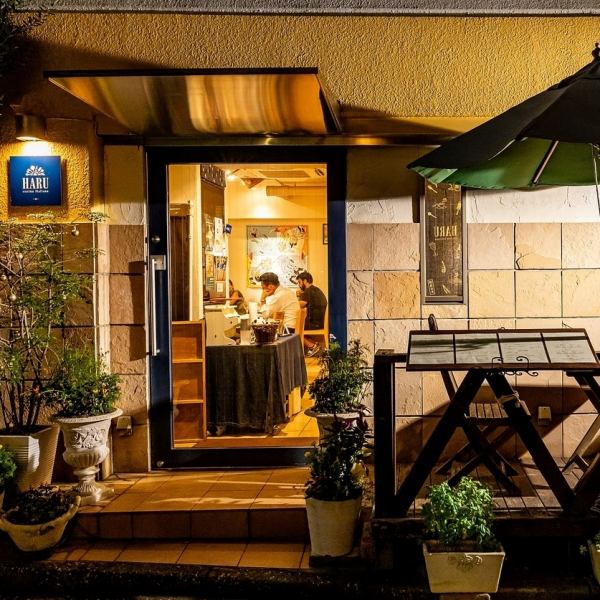 住宅街の一角にあります。リーズナブルなランチコースも人気。前菜に選べるパスタ、デザートや食後のエスプレッソまでついた満足感のあるコースをご用意。食後のエスプレッソは砂糖をたっぷり入れて、本場イタリア流でお召し上がりください。デートはもちろん誕生日、記念日にもおすすめの雰囲気となっております。