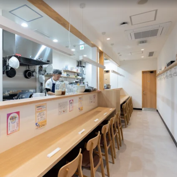 木の温もりが感じられるカウンター席は、おひとりでも落ち着いて食事ができるつくり。席間を広めに保ち、ゆったり過ごせるよう配慮しています。ランチのサクッと利用から夜のしっぽり時間まで、使い勝手のよい人気の席です。