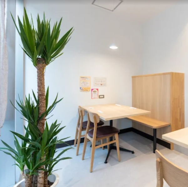 2名掛けと4名掛けのテーブル席は、友人やご家族との食事に最適。ゆとりある配置で、周囲を気にせず会話を楽しめます。発酵料理を囲んで、心温まるひとときをお過ごしください。