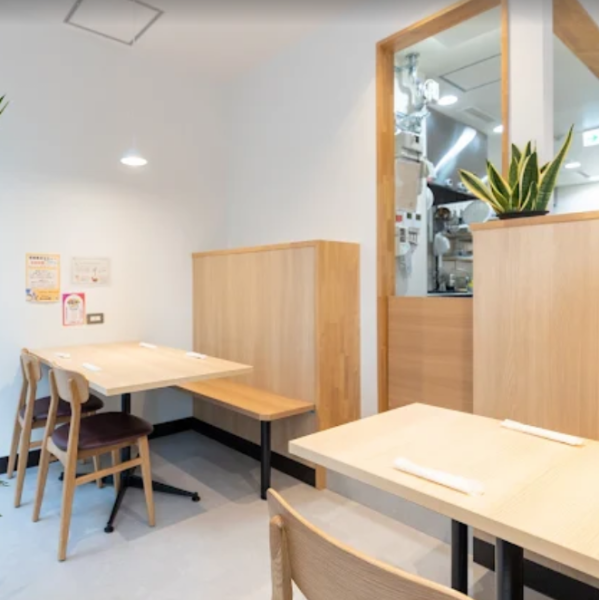 店内は白を基調にしたやわらかな雰囲気で、発酵料理の優しい味わいがより引き立つ空間。席数は多すぎず少なすぎず、ゆっくり食事を楽しめるちょうどよさ。日常のごはんを丁寧に味わってほしい、そんな想いがつまっています。