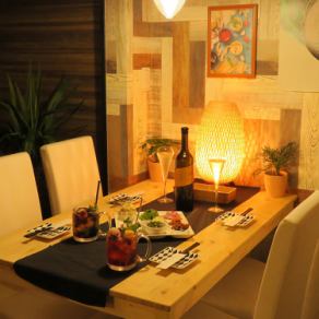 隠れ家のような、雰囲気の良い個室空間のテーブル席。誕生日や女子会にもぴったり。大人気の肉寿司やお肉料理、海鮮料理をお楽しみください♪昼飲み、昼宴会も大歓迎！