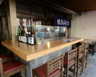 【外席】外席カウンターでワイワイ飲むのもおすすめです♪