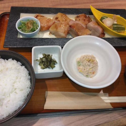 オホーツクの恵み内幸町店
店長の木村です。
今週の日替わり
若鶏西京味噌焼き定食
税込1100円です。
茗荷甘酢漬け 水菜お浸し添え♪
オススメランチです。
数量限定です。お待ちしてます♪
#内幸町ランチ #新橋昼飲み #西京漬け